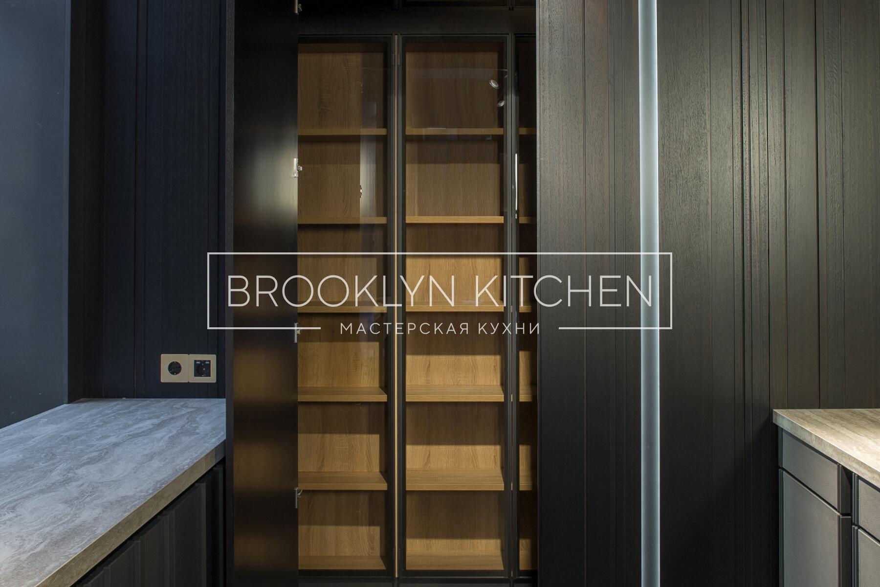 Многофункциональный остров с фасадами под эмалью и подсветкой