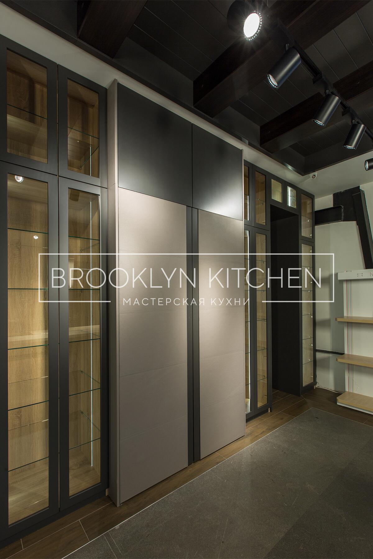 Многофункциональный остров с фасадами под эмалью и подсветкой