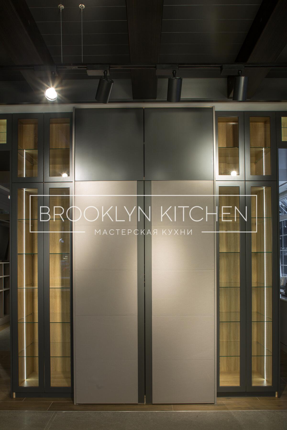 Многофункциональный остров с фасадами под эмалью и подсветкой