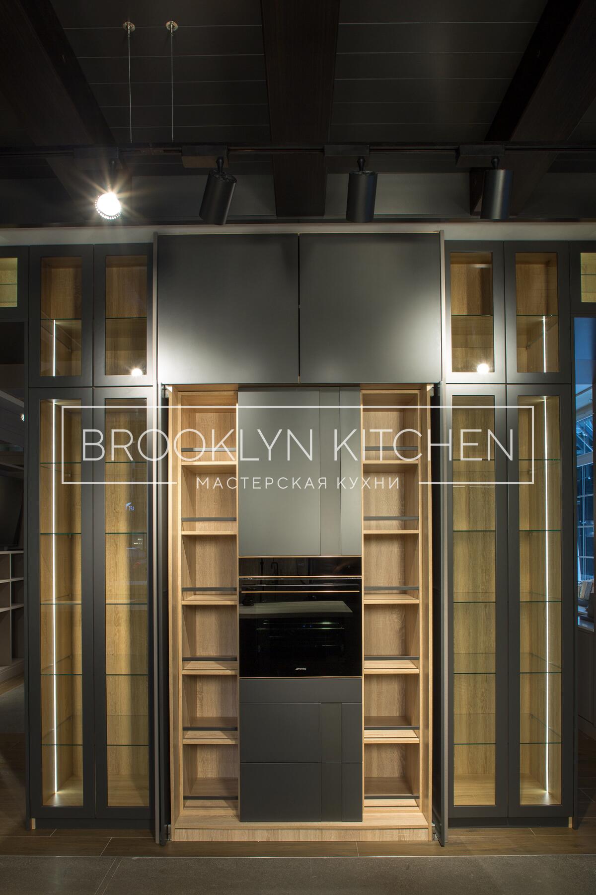 Многофункциональный остров с фасадами под эмалью и подсветкой