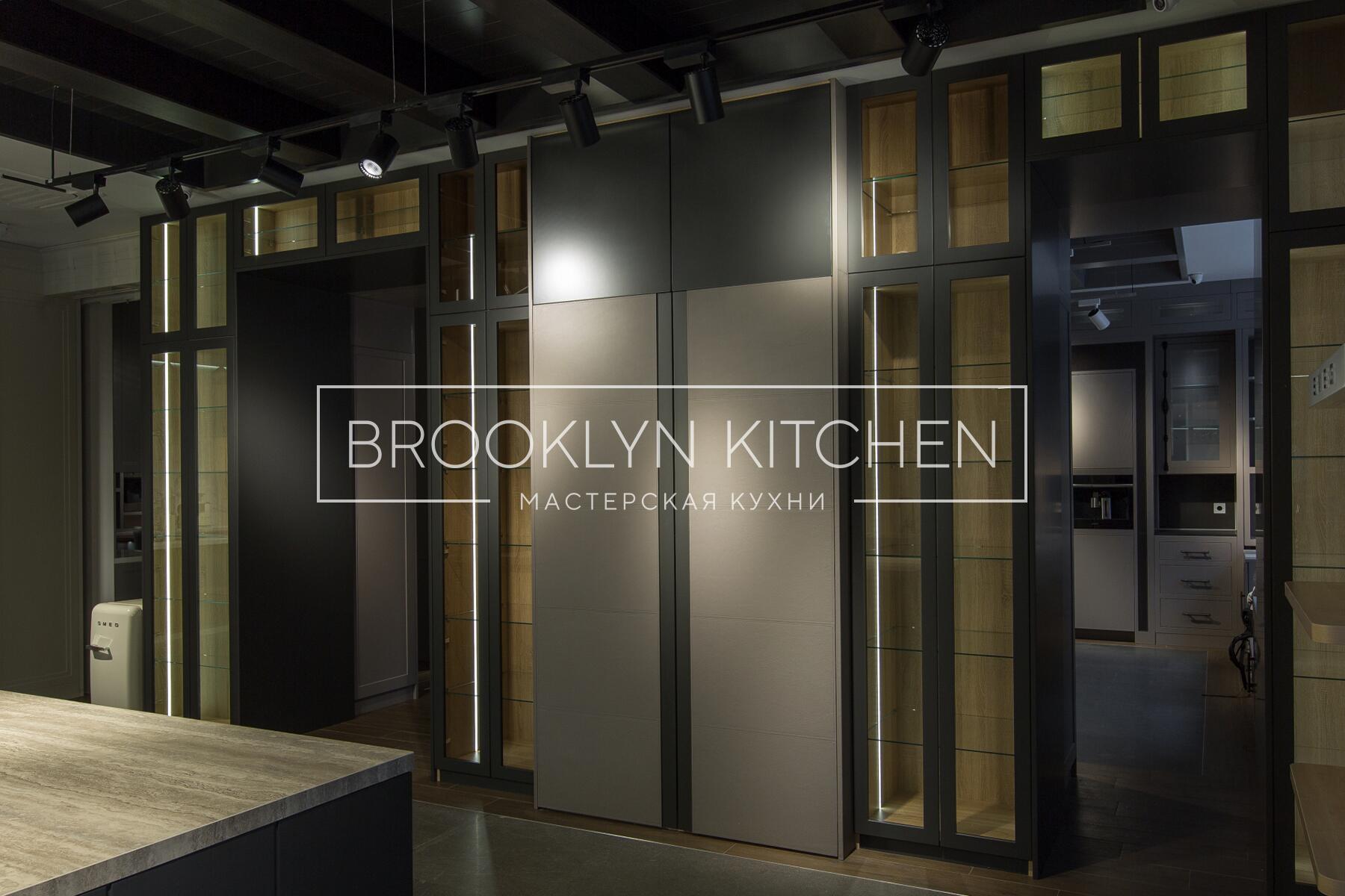 Многофункциональный остров с фасадами под эмалью и подсветкой