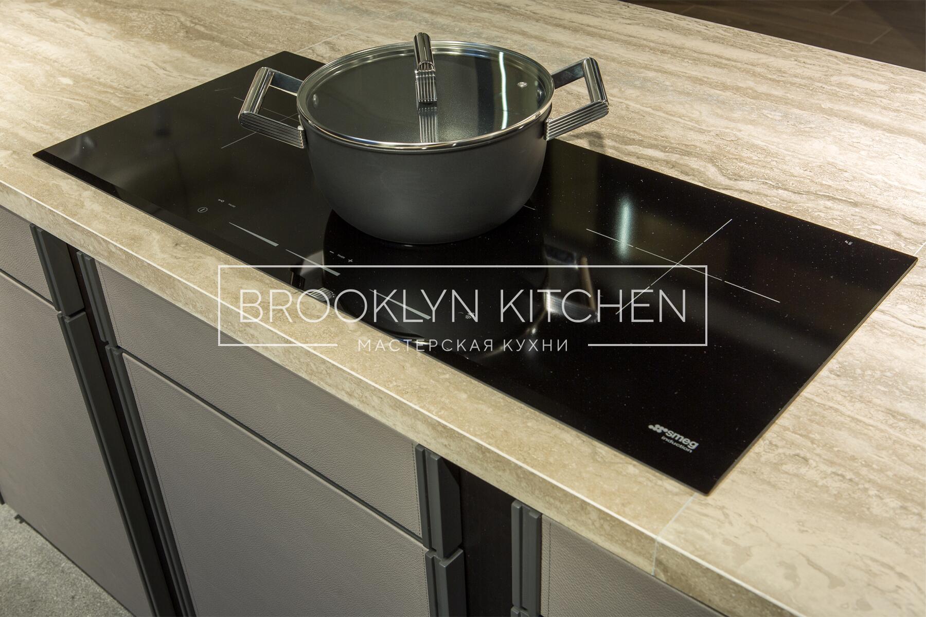 Многофункциональный остров с фасадами под эмалью и подсветкой