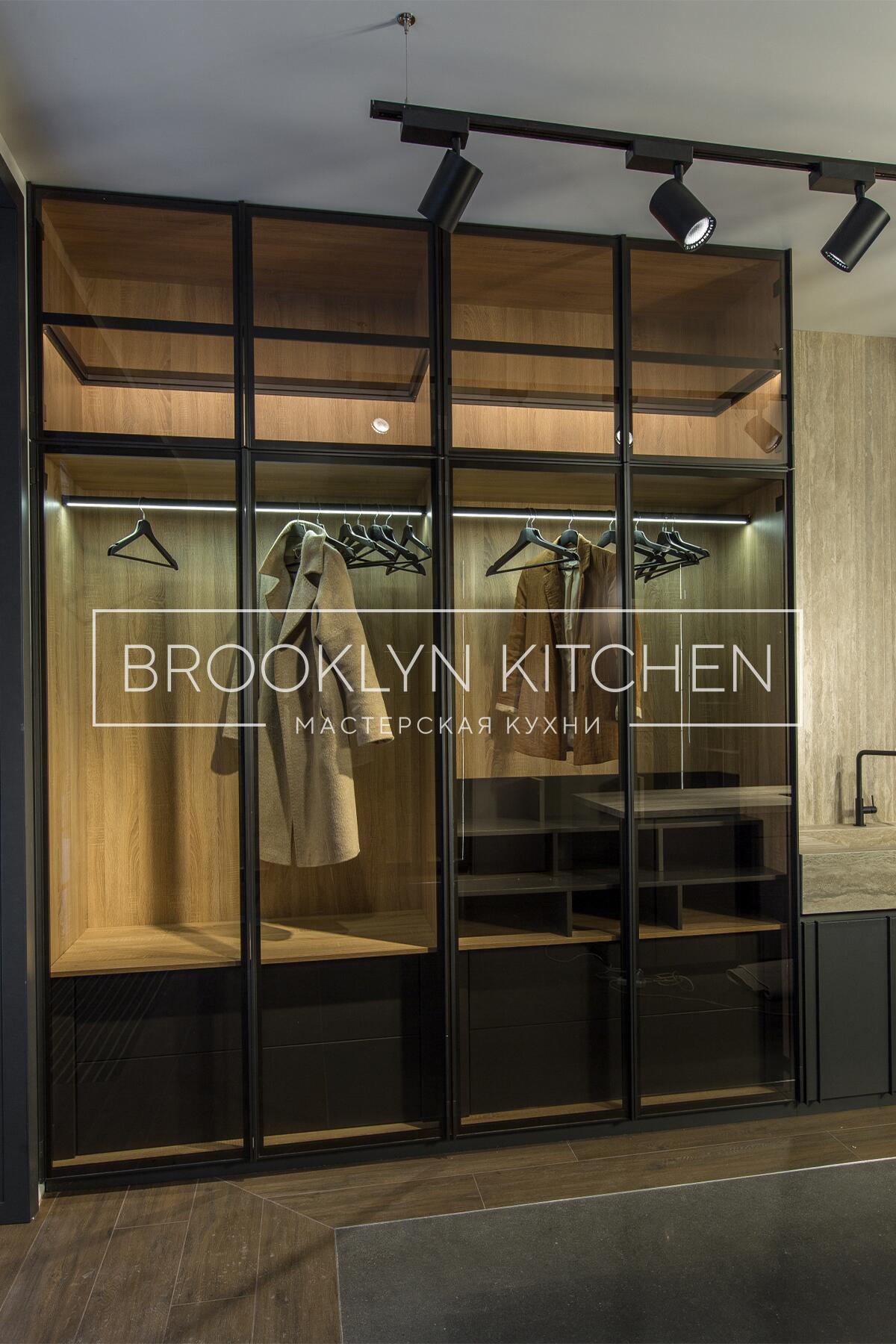 Многофункциональный остров с фасадами под эмалью и подсветкой