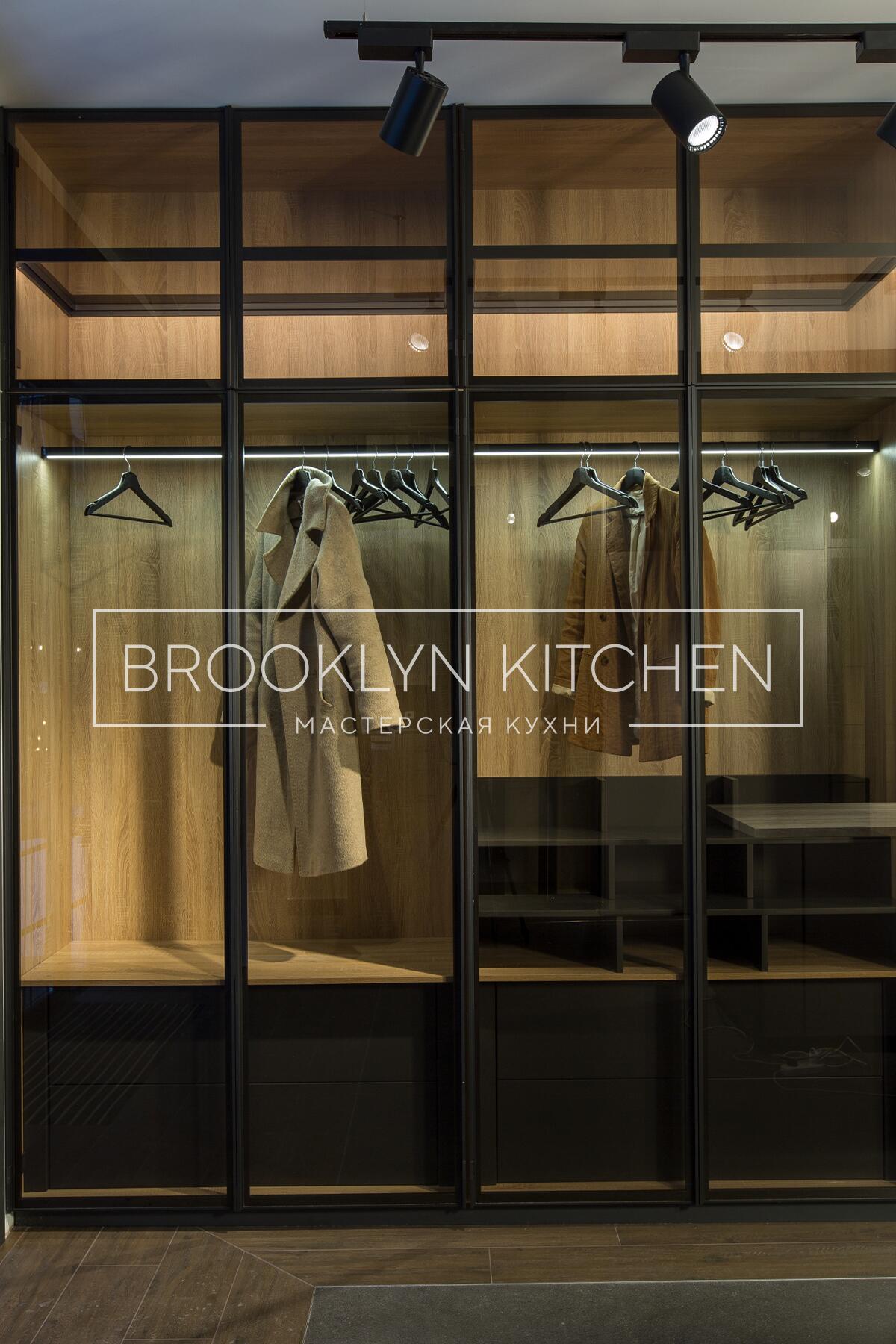 Многофункциональный остров с фасадами под эмалью и подсветкой