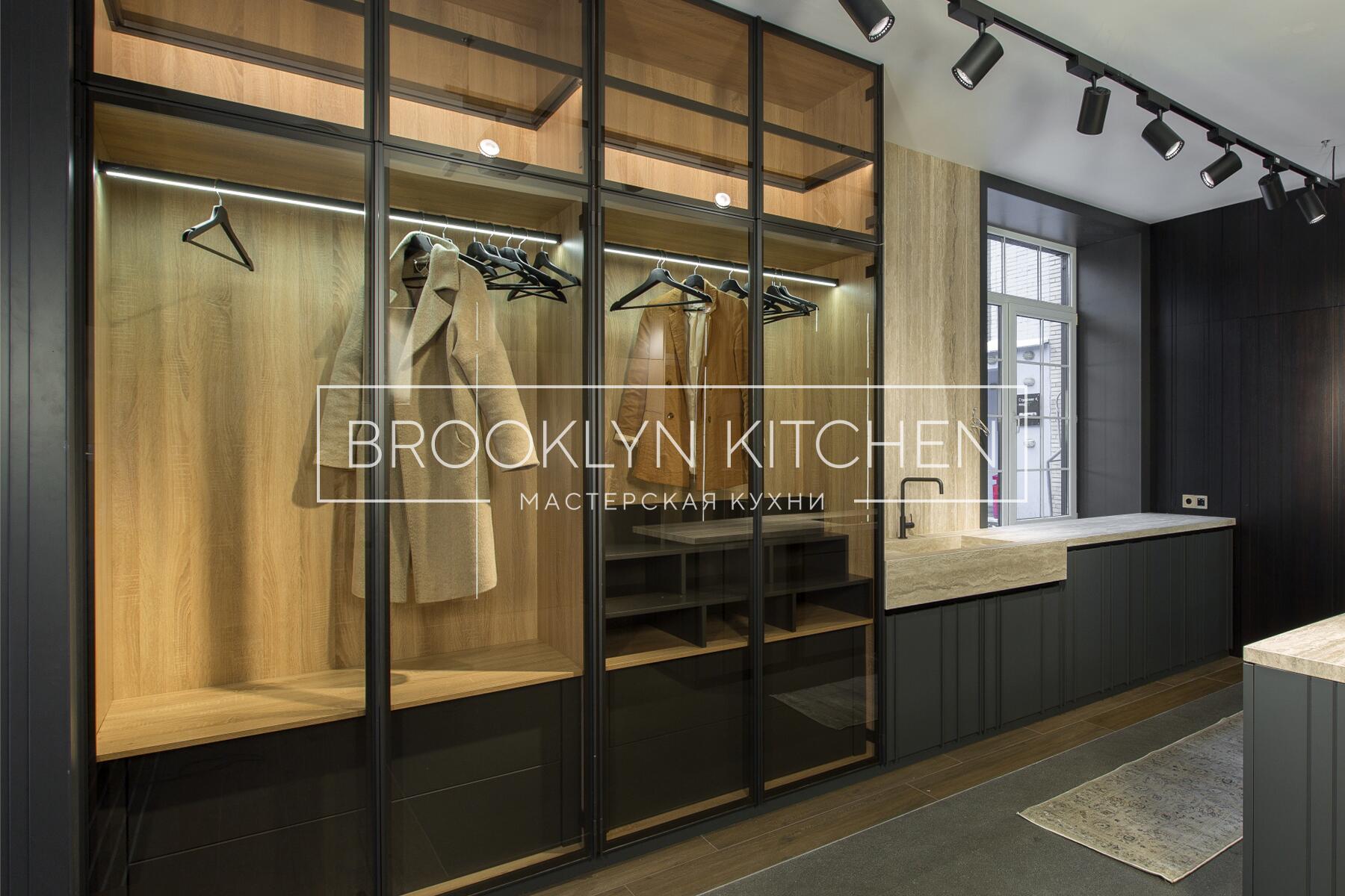 Многофункциональный остров с фасадами под эмалью и подсветкой