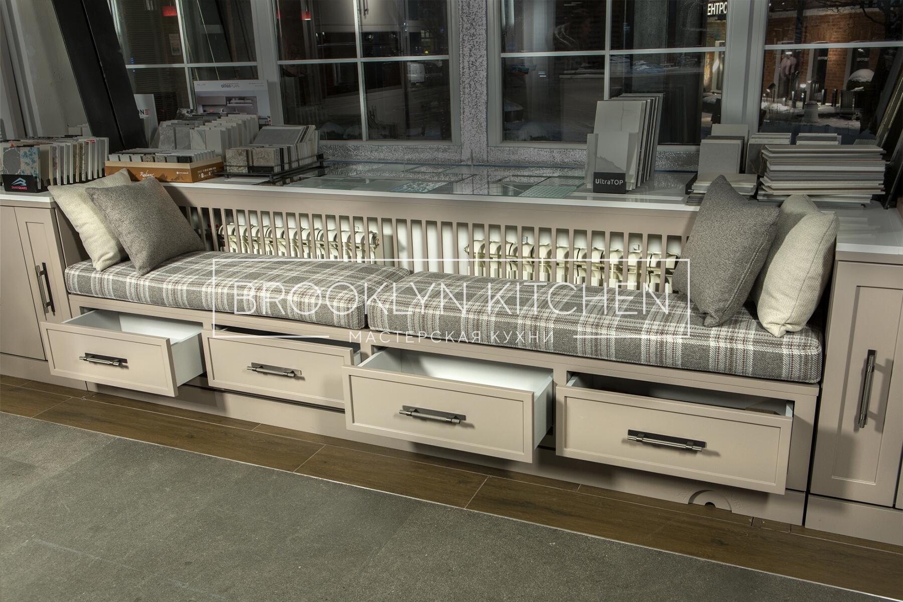 Многофункциональный остров с фасадами под эмалью и подсветкой