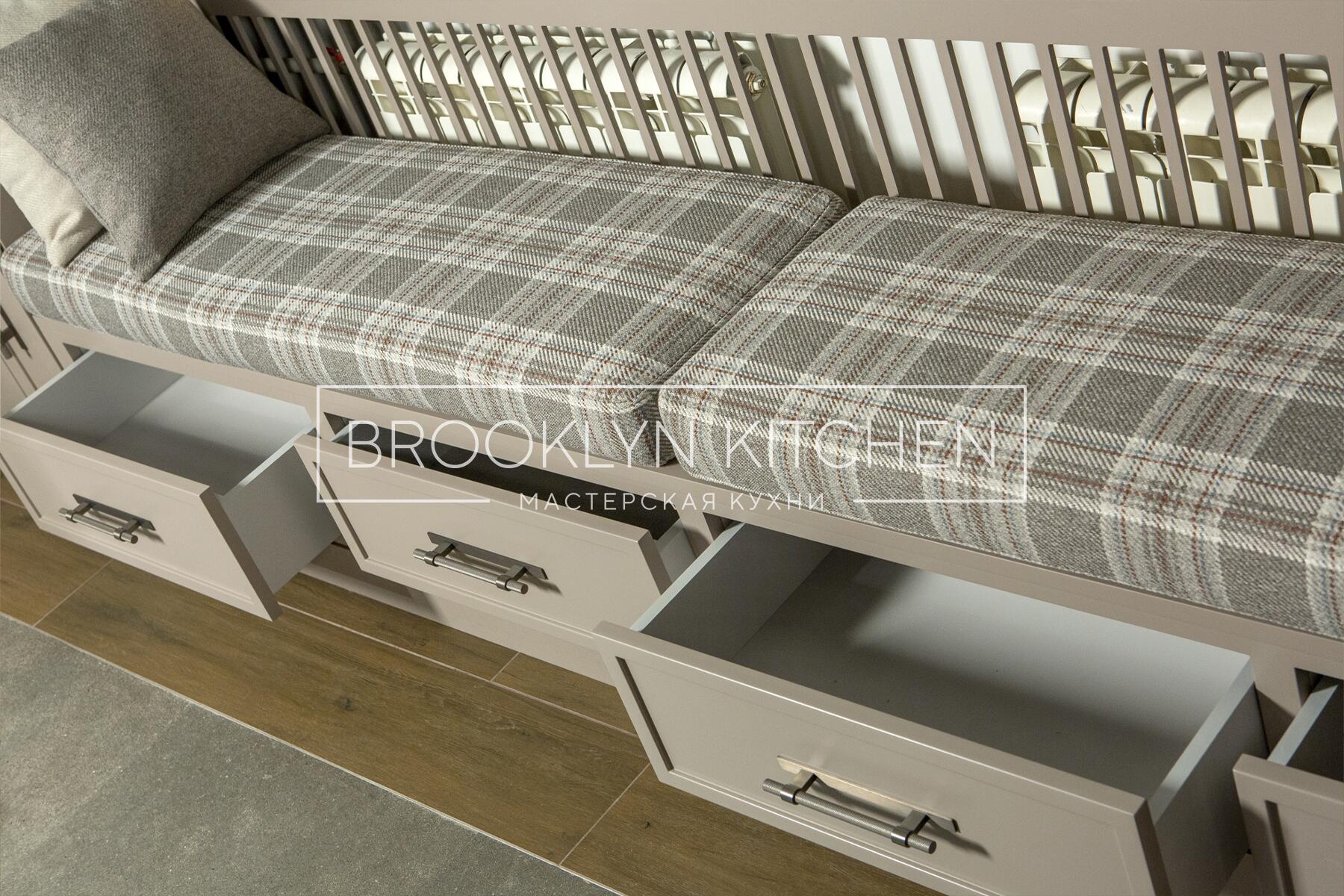 Многофункциональный остров с фасадами под эмалью и подсветкой