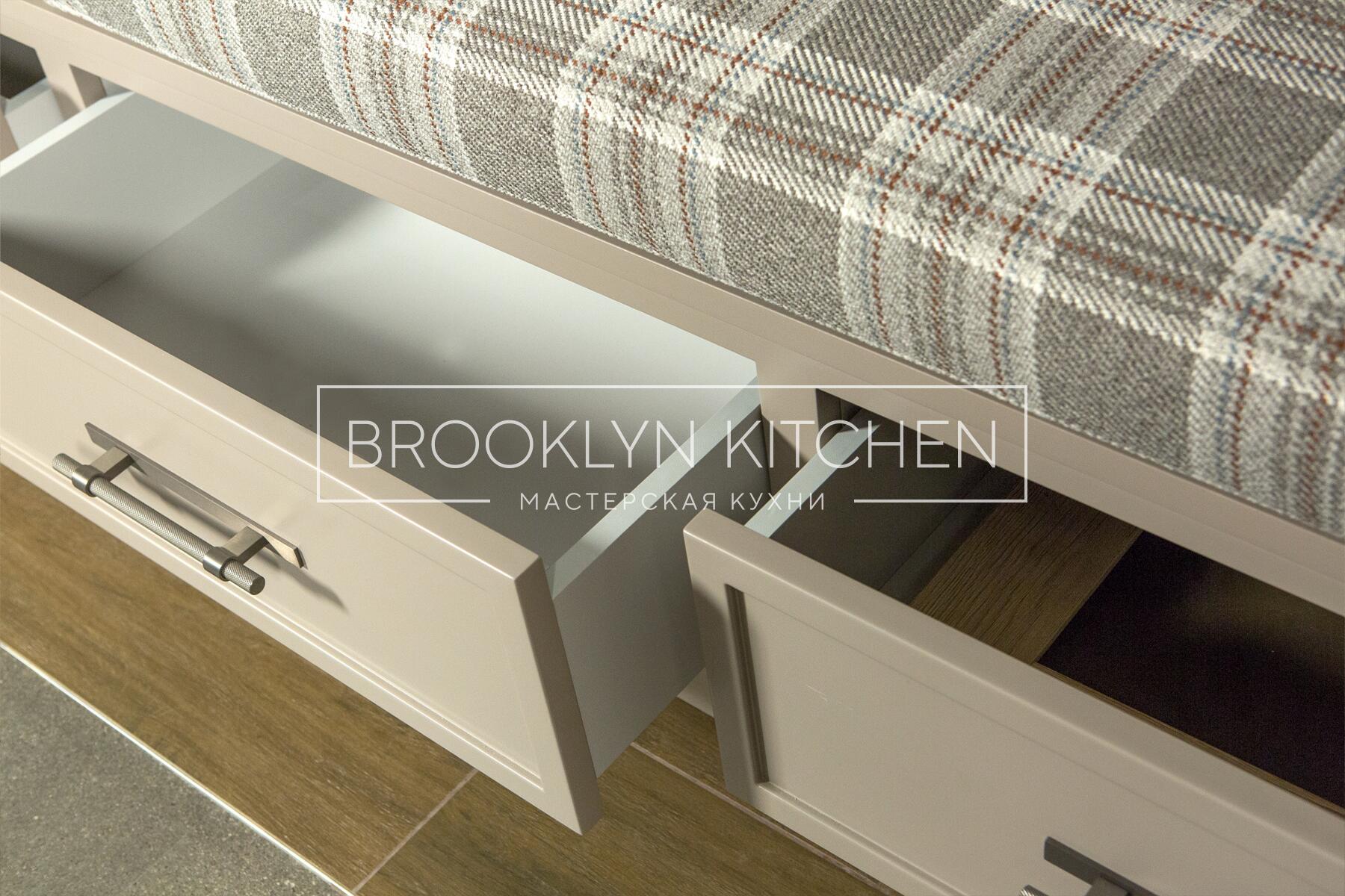 Многофункциональный остров с фасадами под эмалью и подсветкой