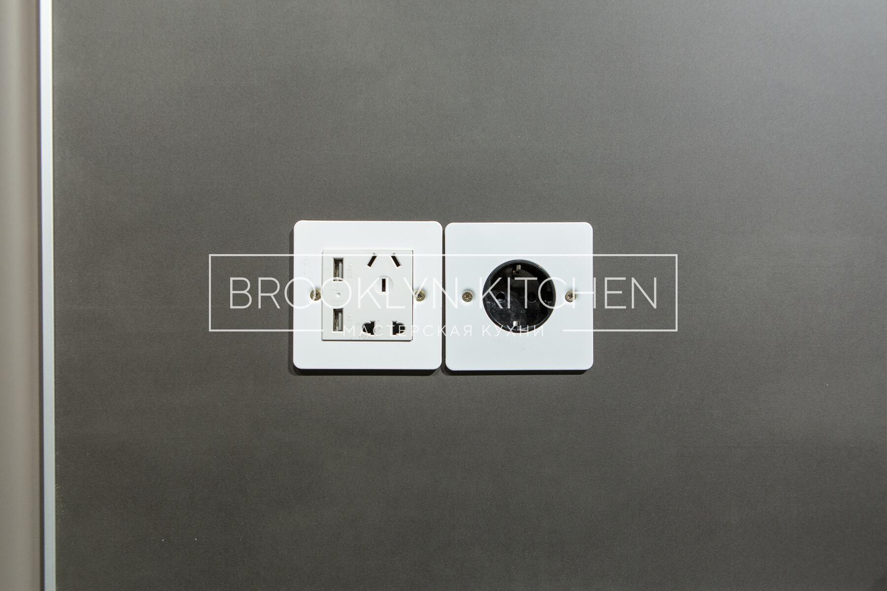 Многофункциональный остров с фасадами под эмалью и подсветкой