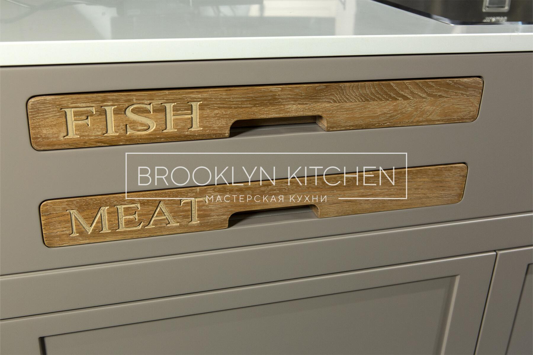 Многофункциональный остров с фасадами под эмалью и подсветкой