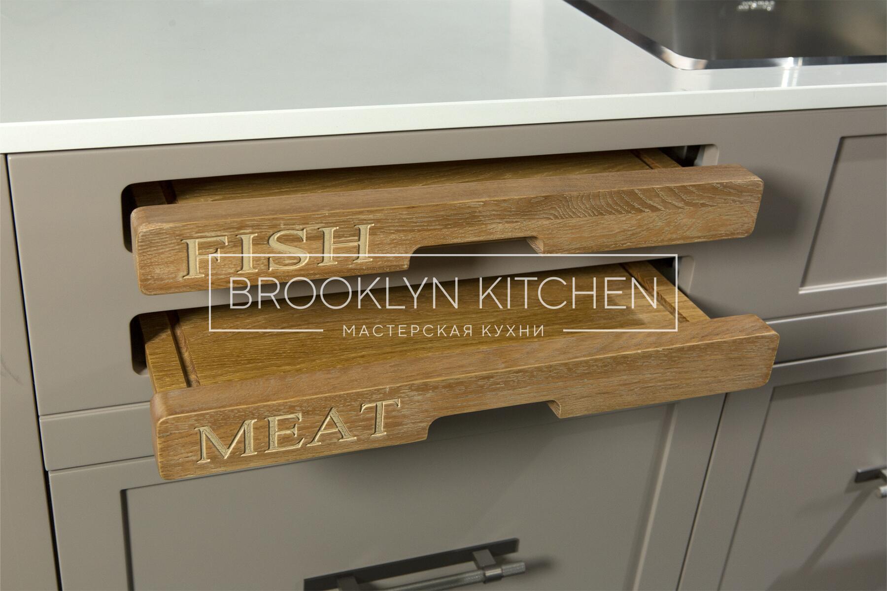 Многофункциональный остров с фасадами под эмалью и подсветкой