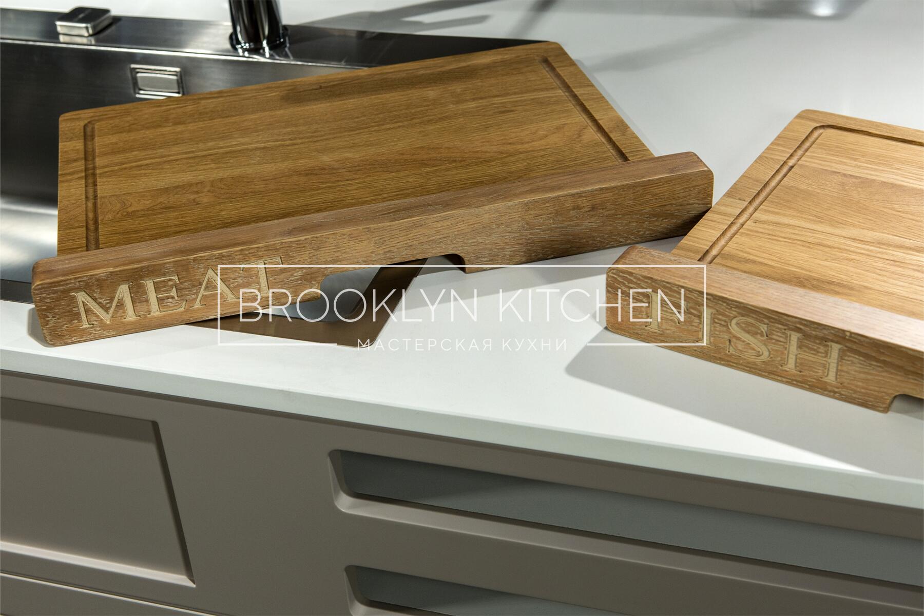 Многофункциональный остров с фасадами под эмалью и подсветкой