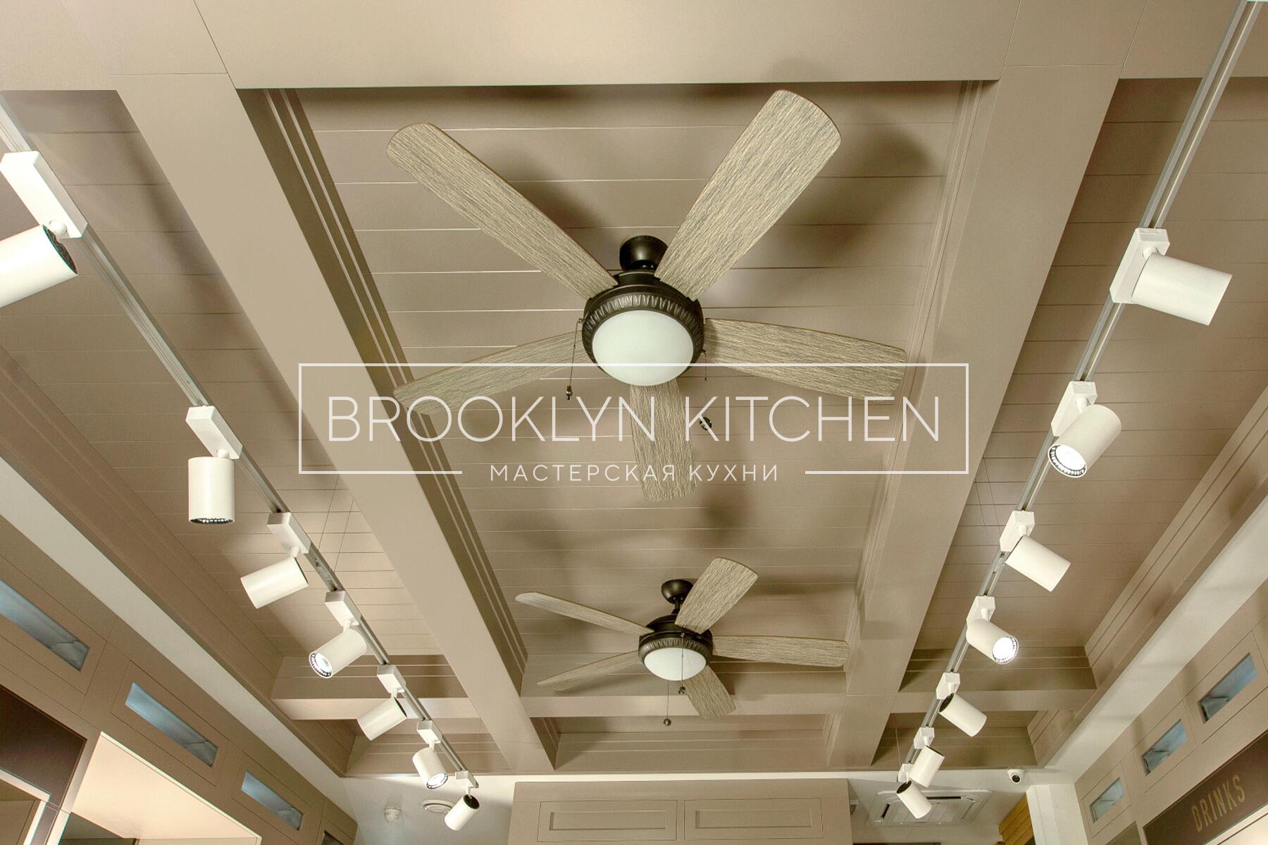 Многофункциональный остров с фасадами под эмалью и подсветкой