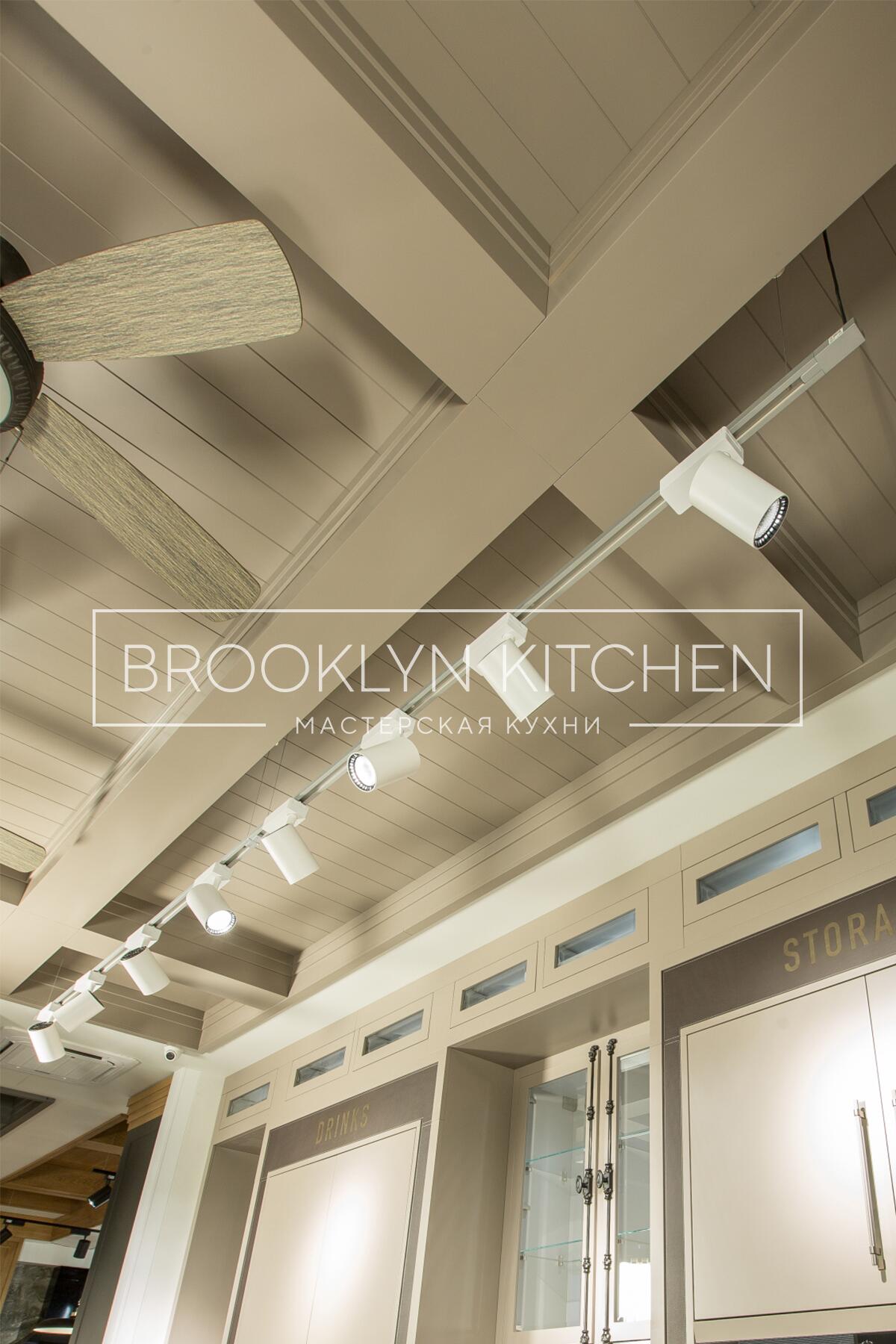 Многофункциональный остров с фасадами под эмалью и подсветкой