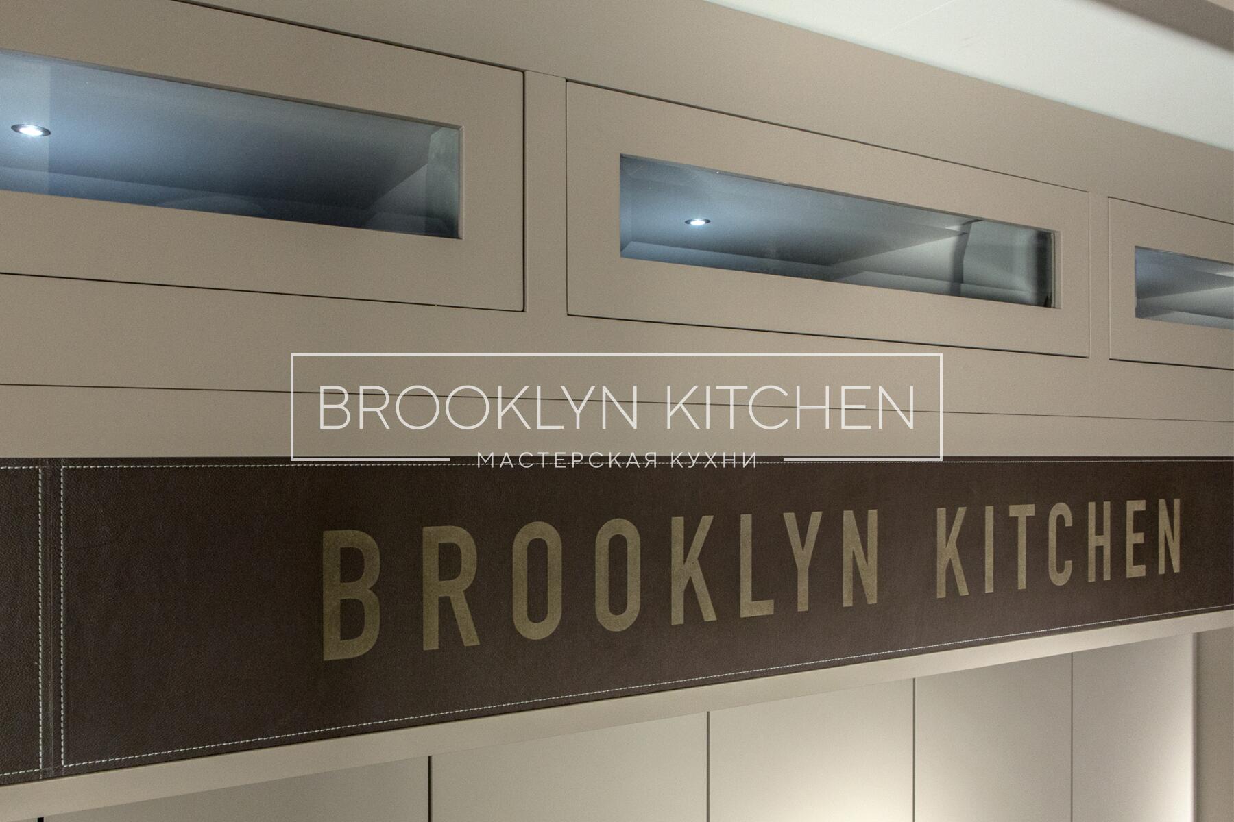 Многофункциональный остров с фасадами под эмалью и подсветкой