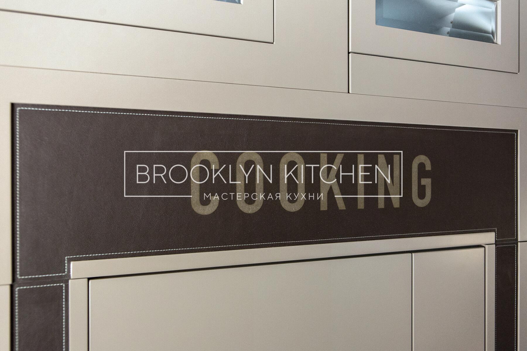 Многофункциональный остров с фасадами под эмалью и подсветкой