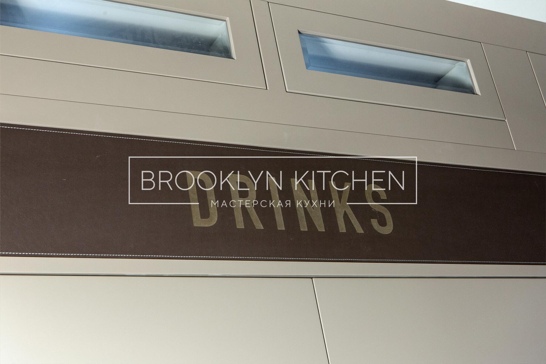 Многофункциональный остров с фасадами под эмалью и подсветкой