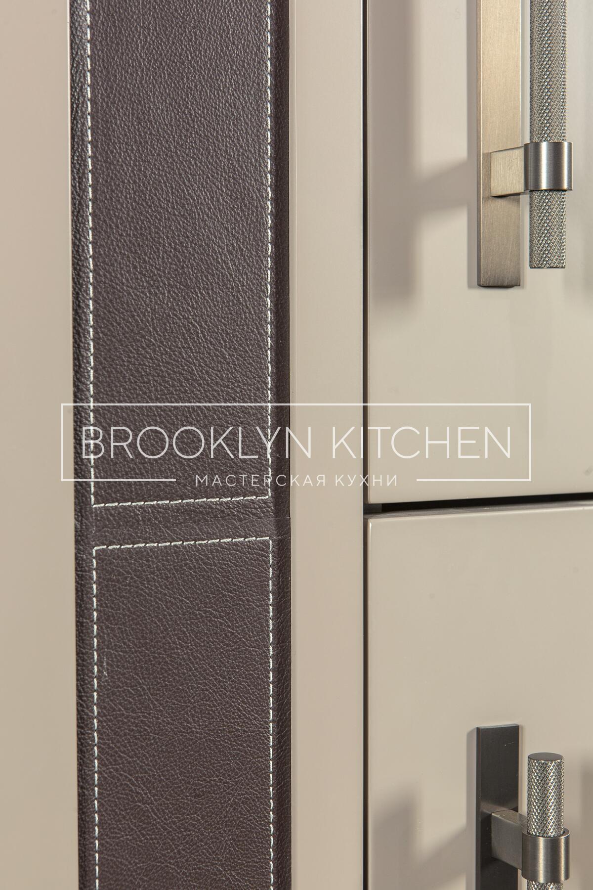 Многофункциональный остров с фасадами под эмалью и подсветкой