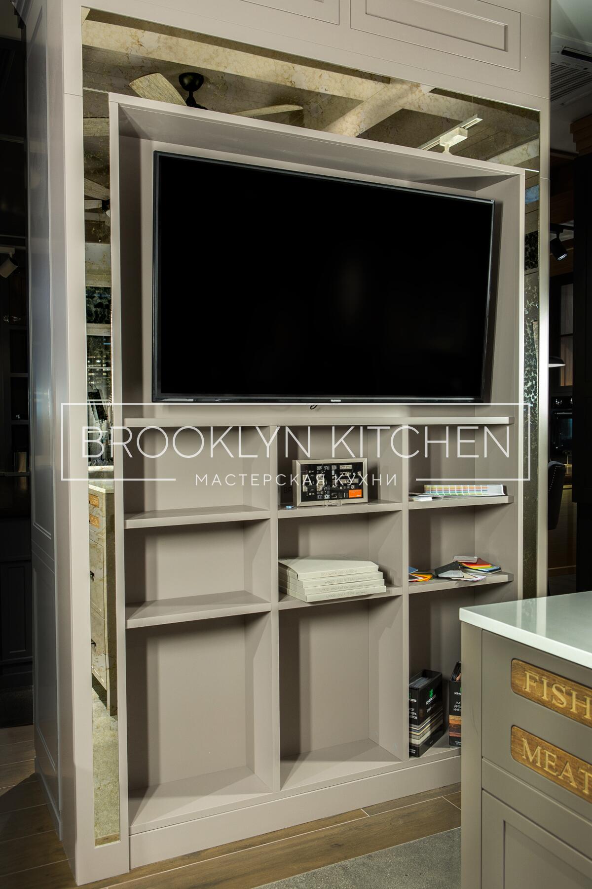 Многофункциональный остров с фасадами под эмалью и подсветкой