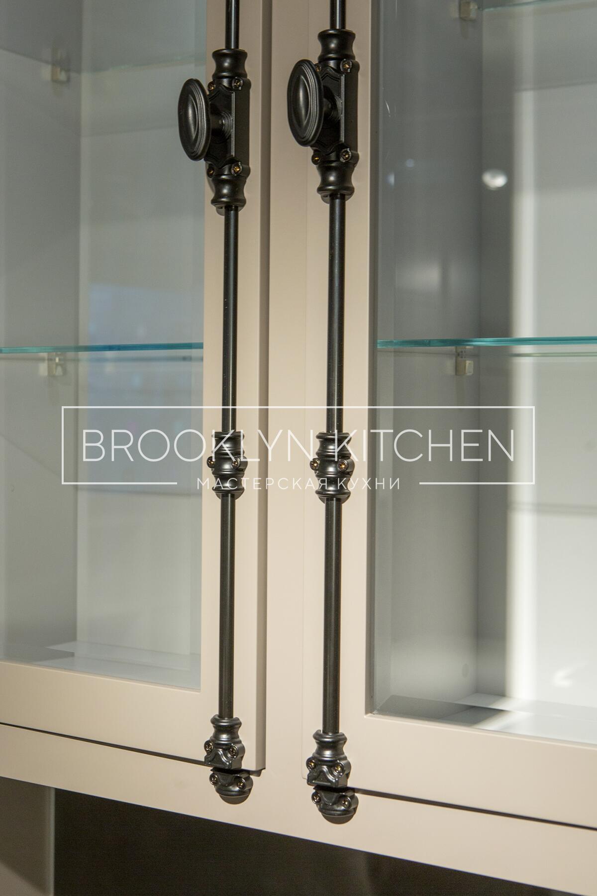 Многофункциональный остров с фасадами под эмалью и подсветкой