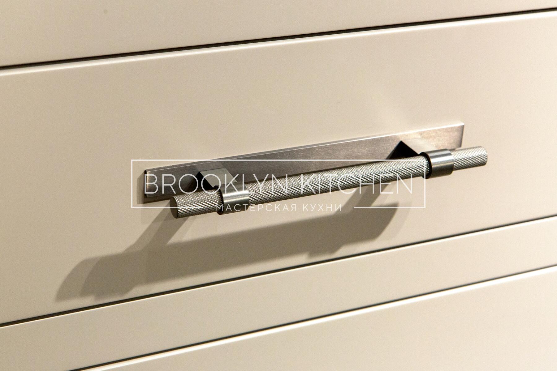 Многофункциональный остров с фасадами под эмалью и подсветкой