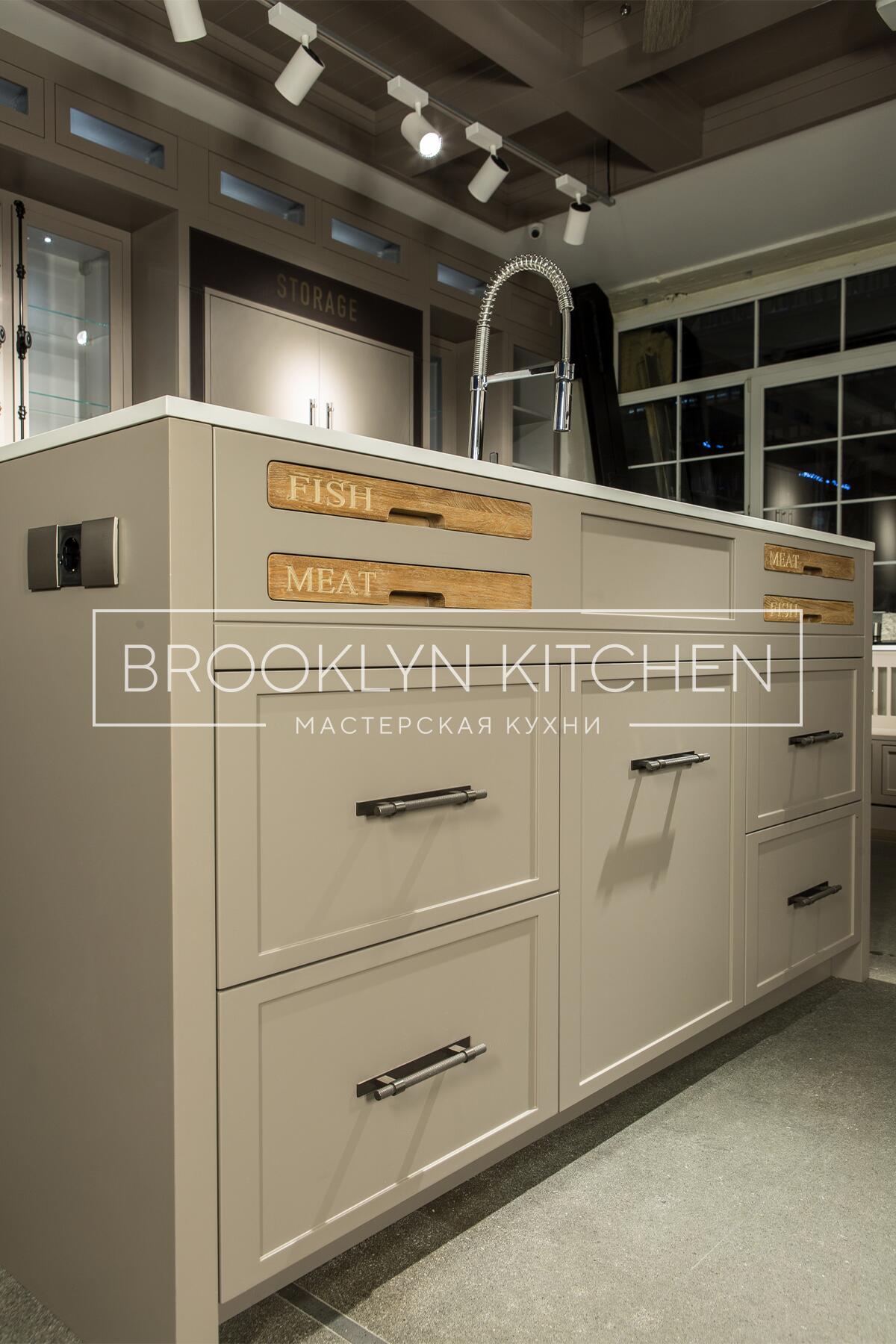 Многофункциональный остров с фасадами под эмалью и подсветкой