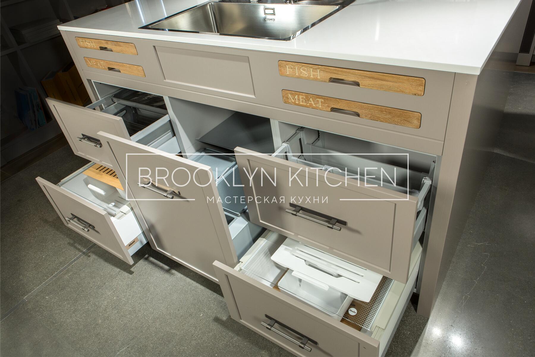 Многофункциональный остров с фасадами под эмалью и подсветкой