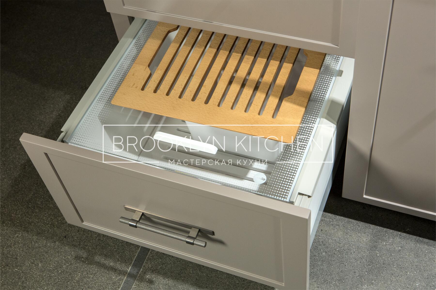 Многофункциональный остров с фасадами под эмалью и подсветкой