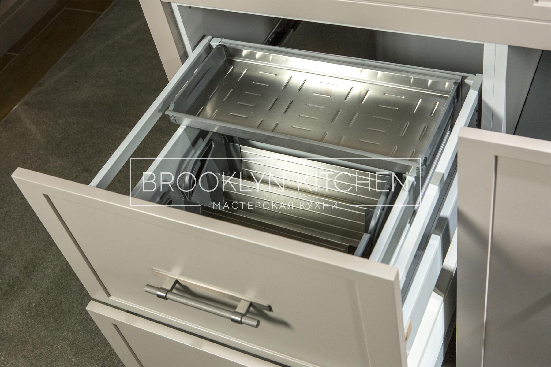 Многофункциональный остров с фасадами под эмалью и подсветкой