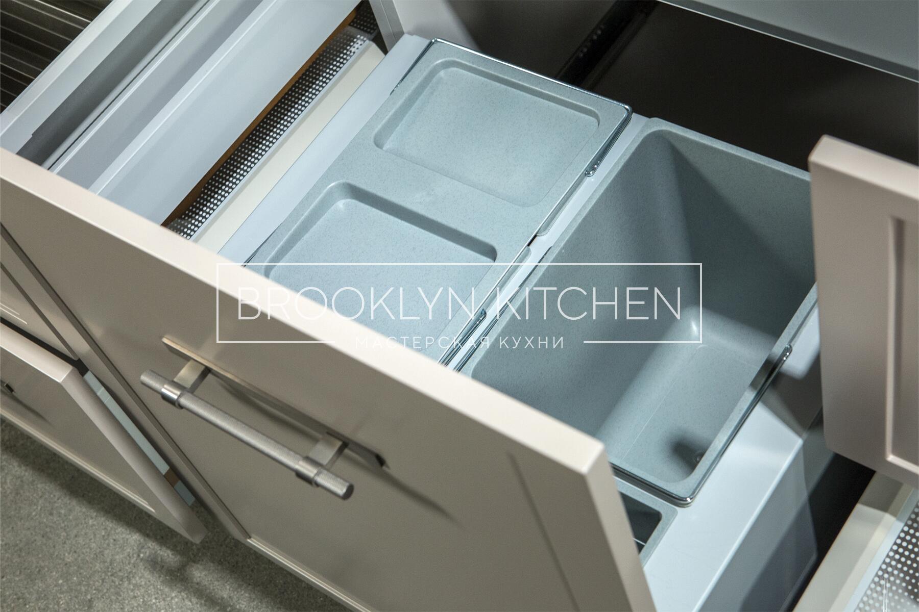 Многофункциональный остров с фасадами под эмалью и подсветкой