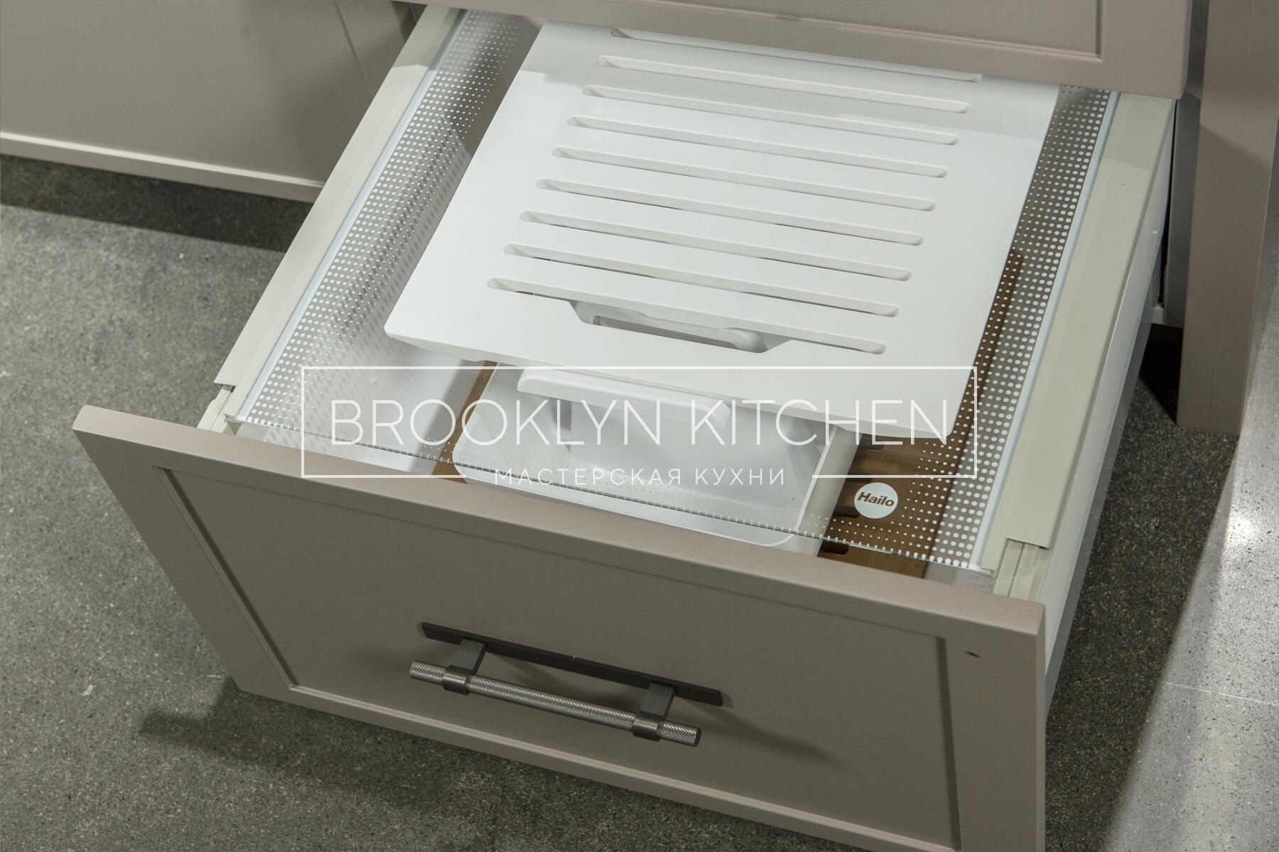 Многофункциональный остров с фасадами под эмалью и подсветкой