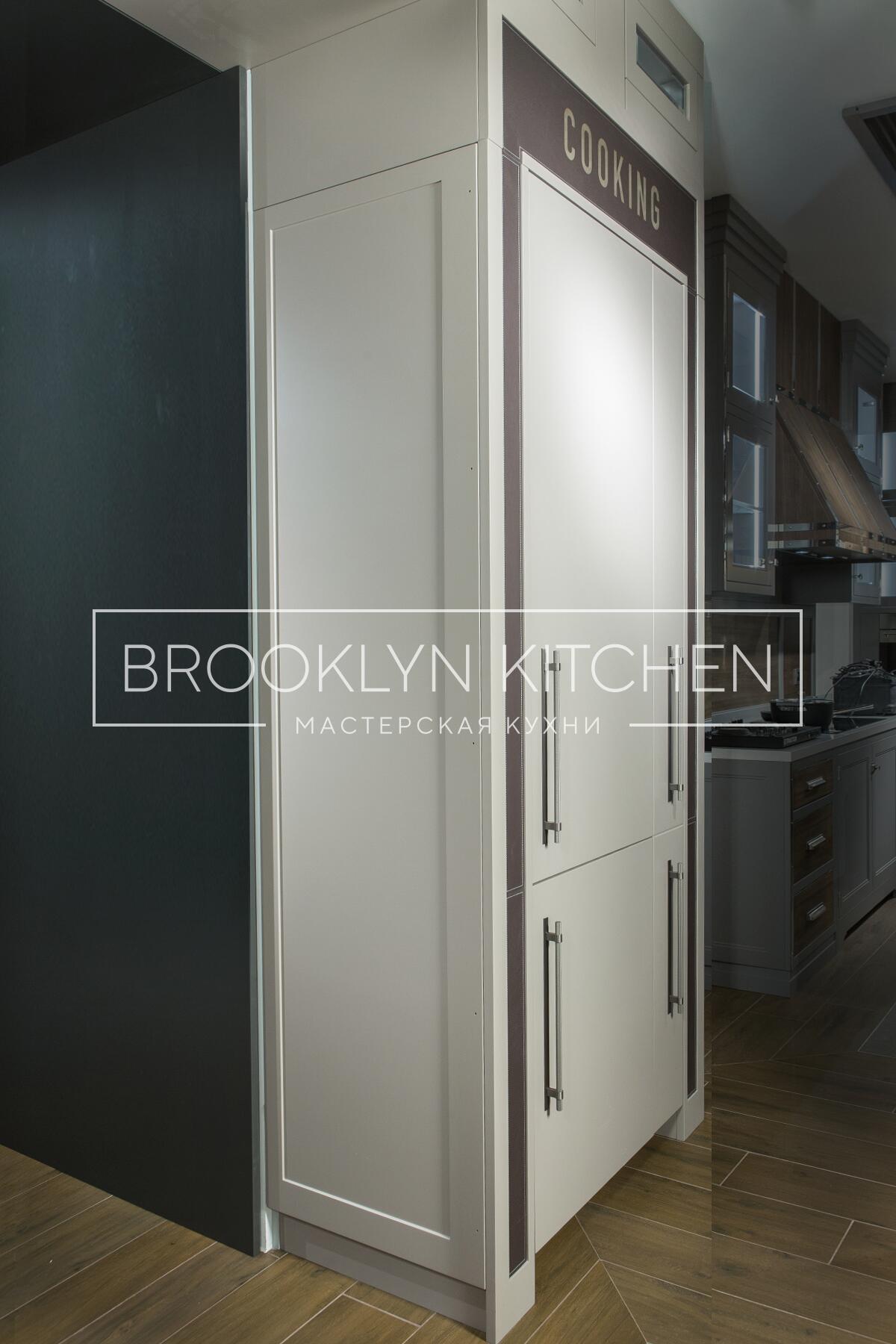 Многофункциональный остров с фасадами под эмалью и подсветкой