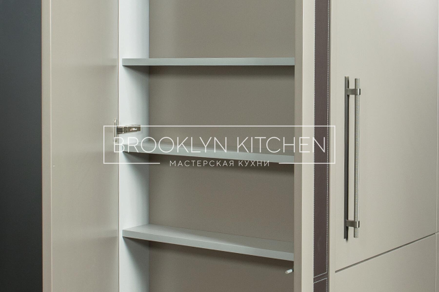 Многофункциональный остров с фасадами под эмалью и подсветкой