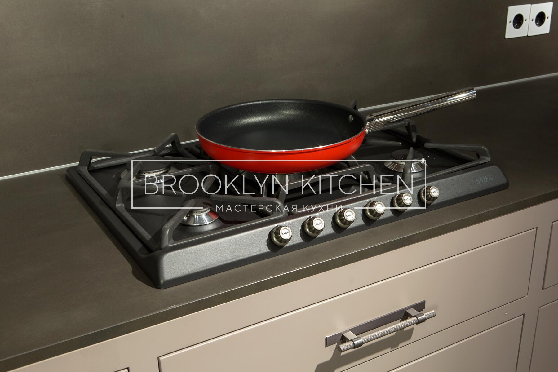 Многофункциональный остров с фасадами под эмалью и подсветкой