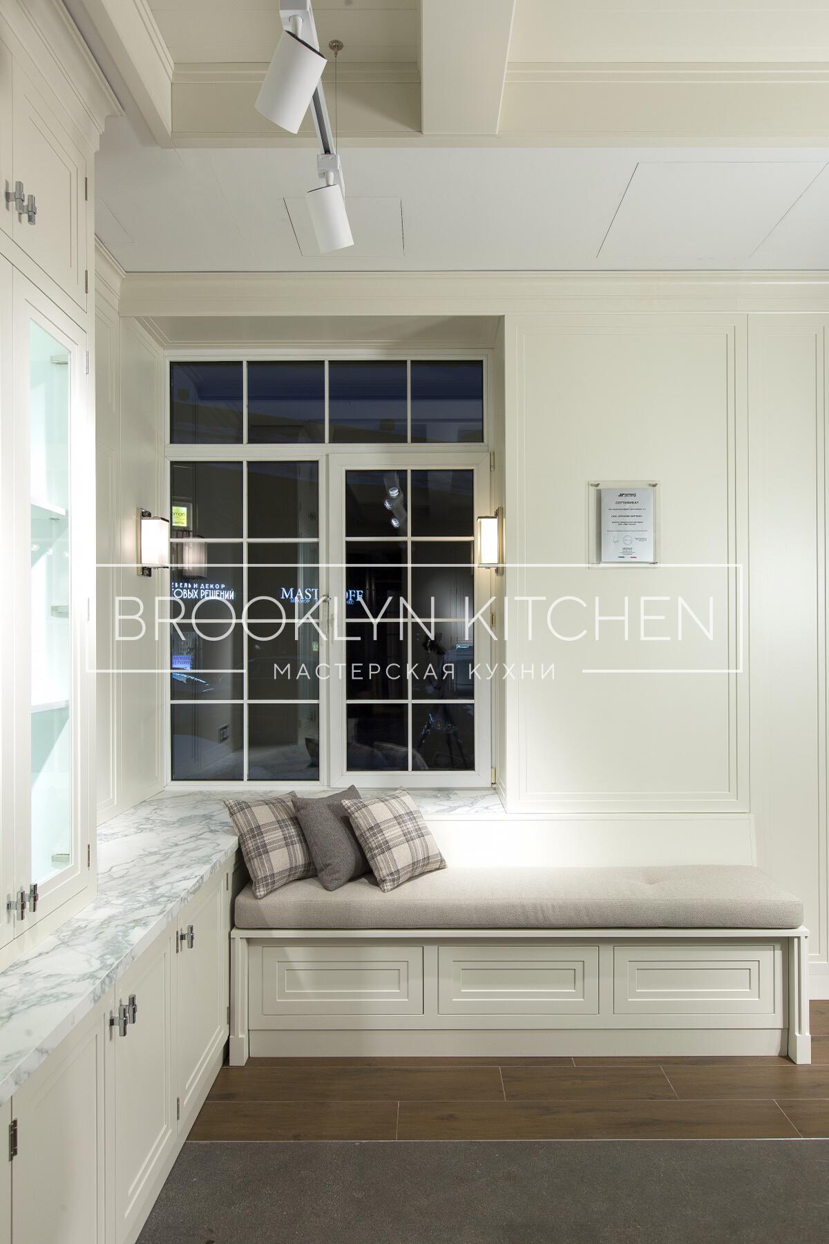 Многофункциональный остров с фасадами под эмалью и подсветкой