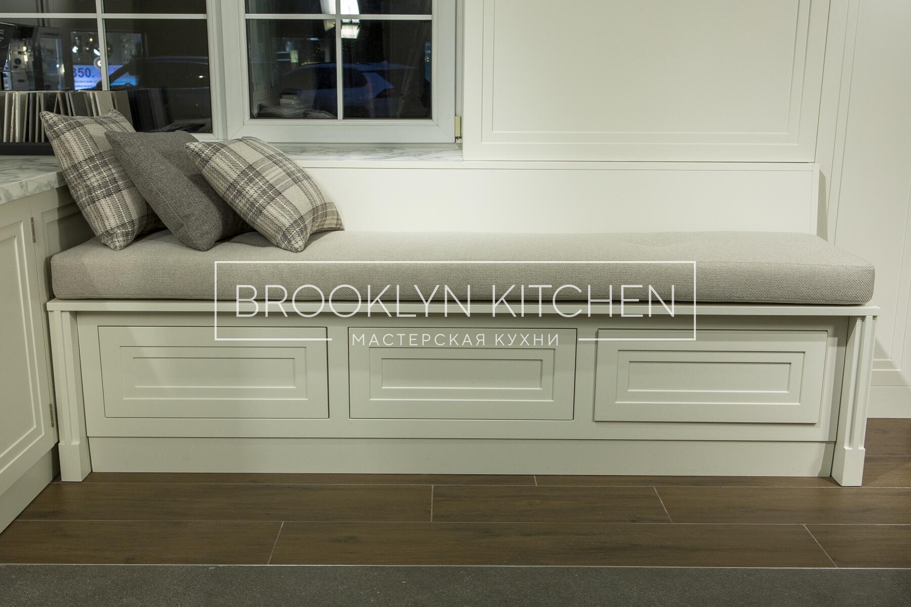 Многофункциональный остров с фасадами под эмалью и подсветкой