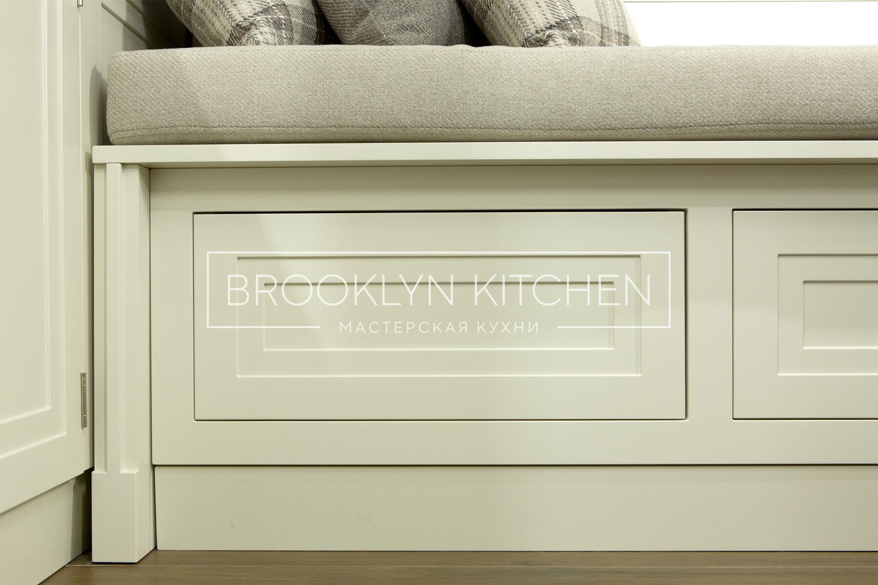 Многофункциональный остров с фасадами под эмалью и подсветкой