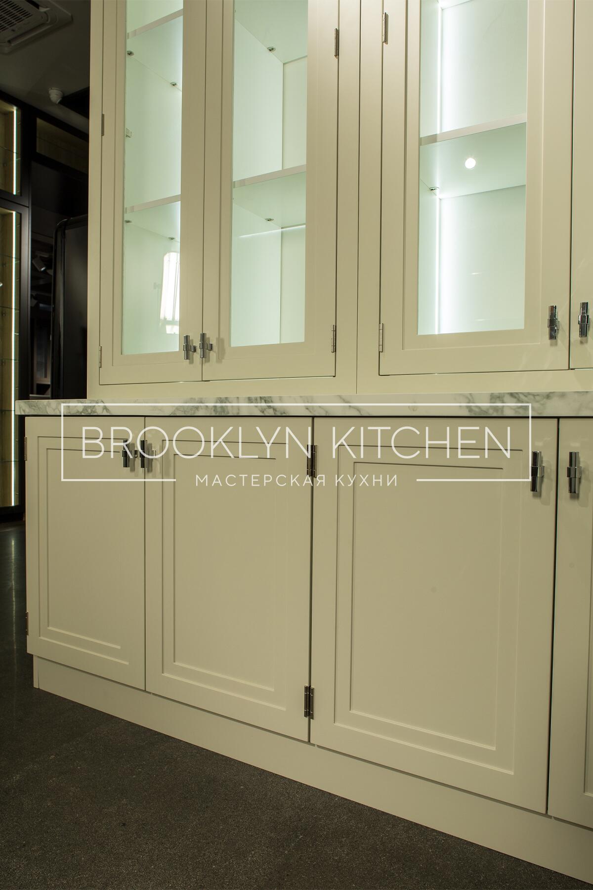 Многофункциональный остров с фасадами под эмалью и подсветкой