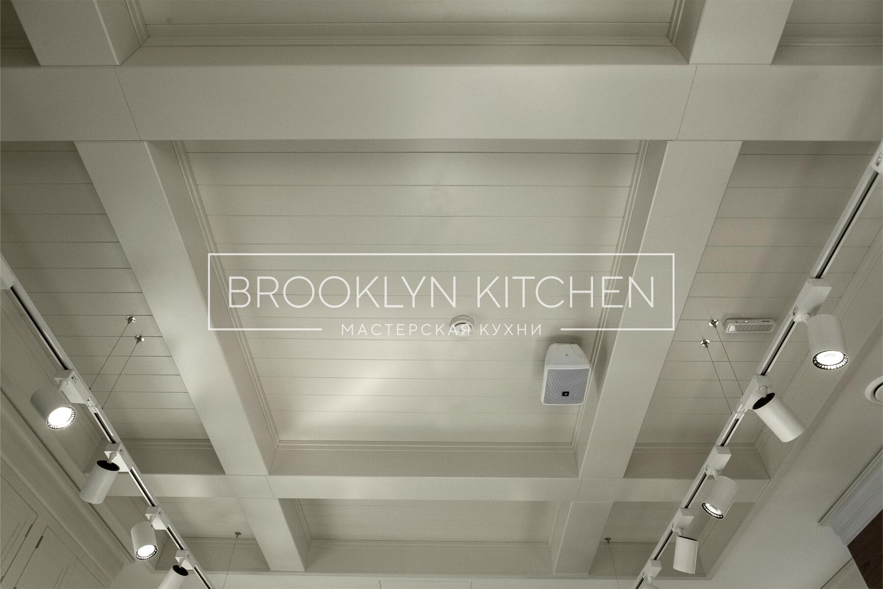 Многофункциональный остров с фасадами под эмалью и подсветкой