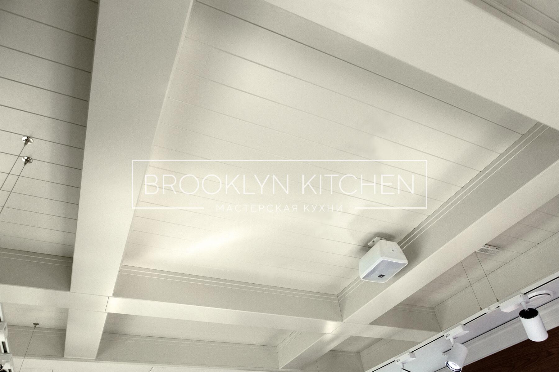 Многофункциональный остров с фасадами под эмалью и подсветкой