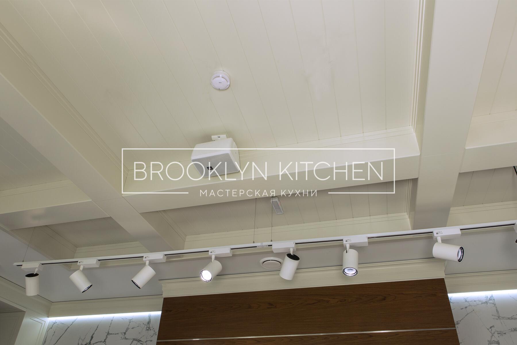 Многофункциональный остров с фасадами под эмалью и подсветкой