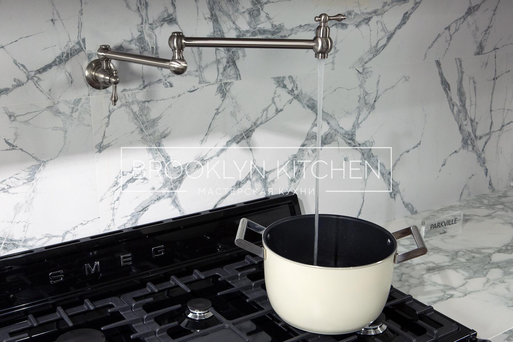 Многофункциональный остров с фасадами под эмалью и подсветкой