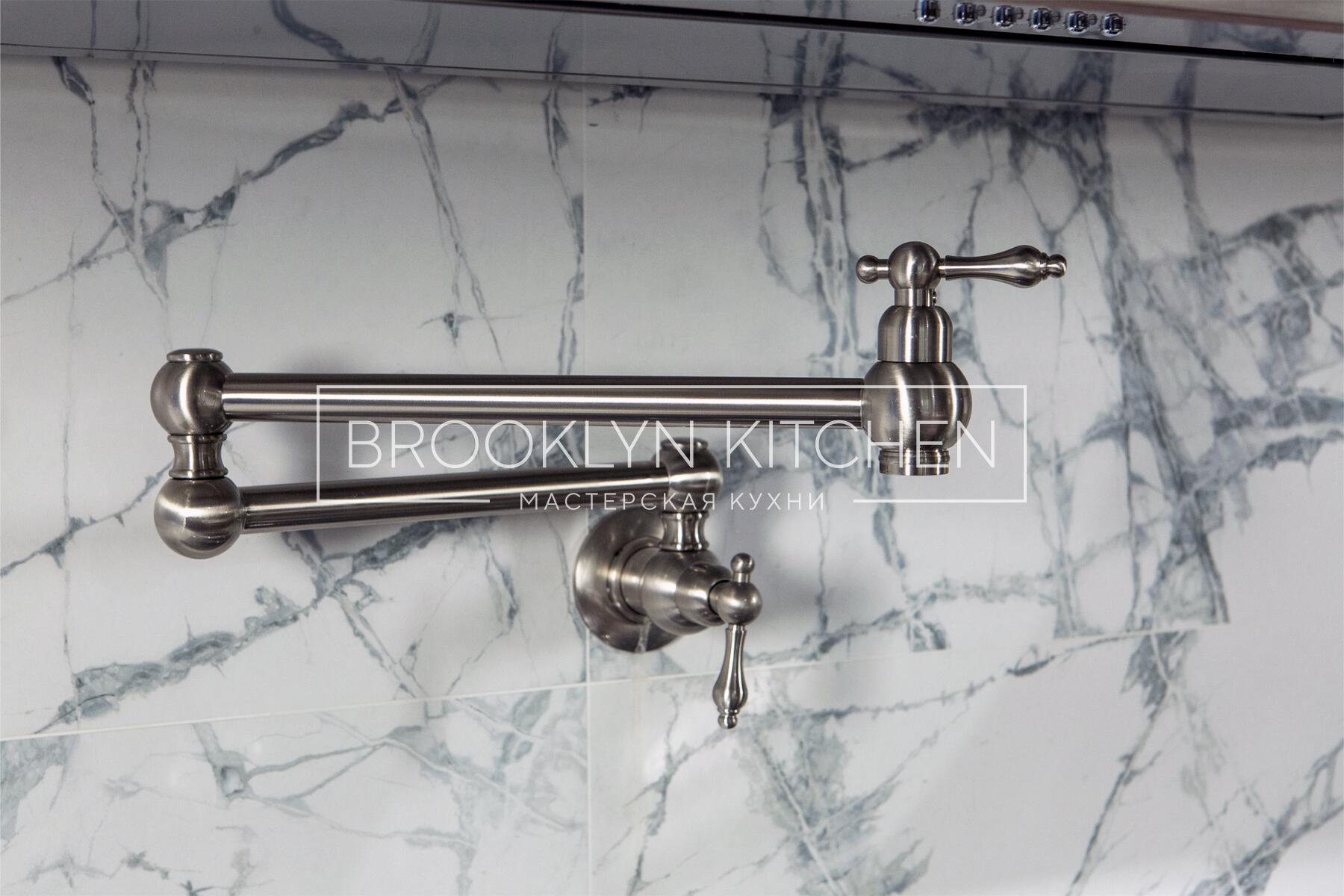 Многофункциональный остров с фасадами под эмалью и подсветкой