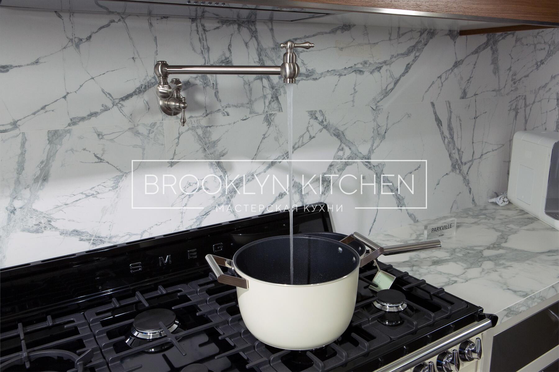 Многофункциональный остров с фасадами под эмалью и подсветкой