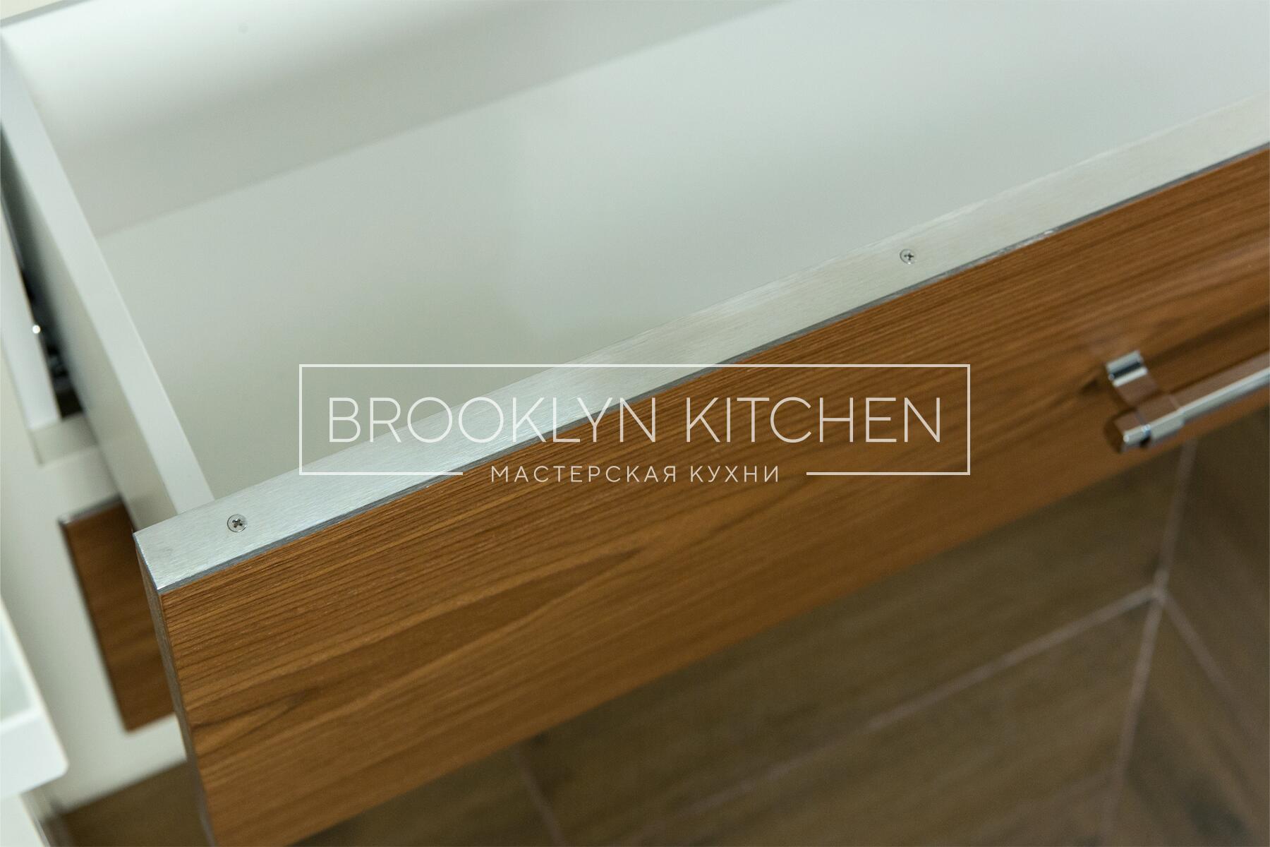 Многофункциональный остров с фасадами под эмалью и подсветкой