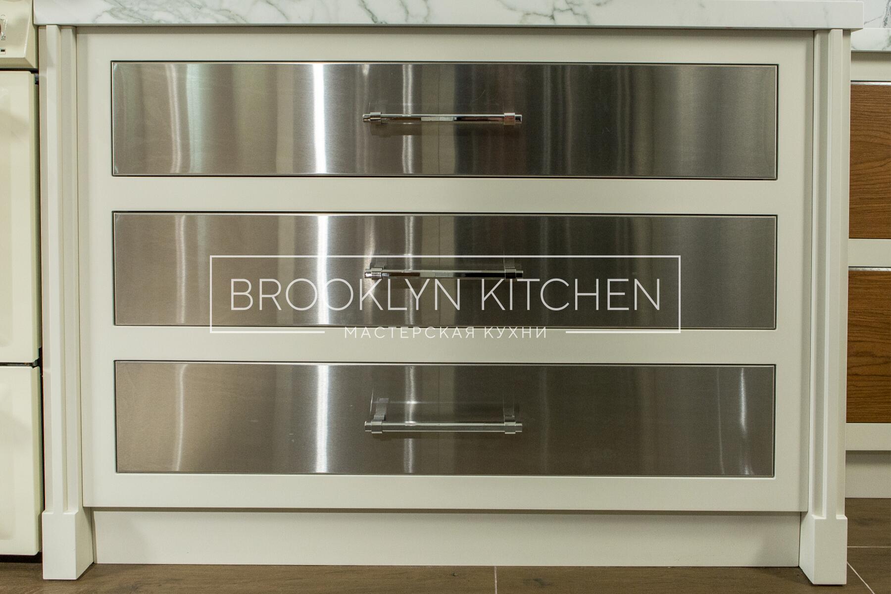 Многофункциональный остров с фасадами под эмалью и подсветкой