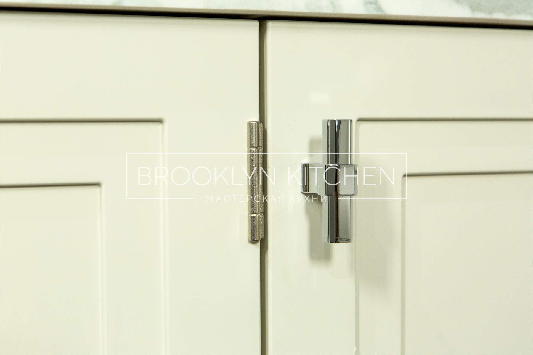 Многофункциональный остров с фасадами под эмалью и подсветкой