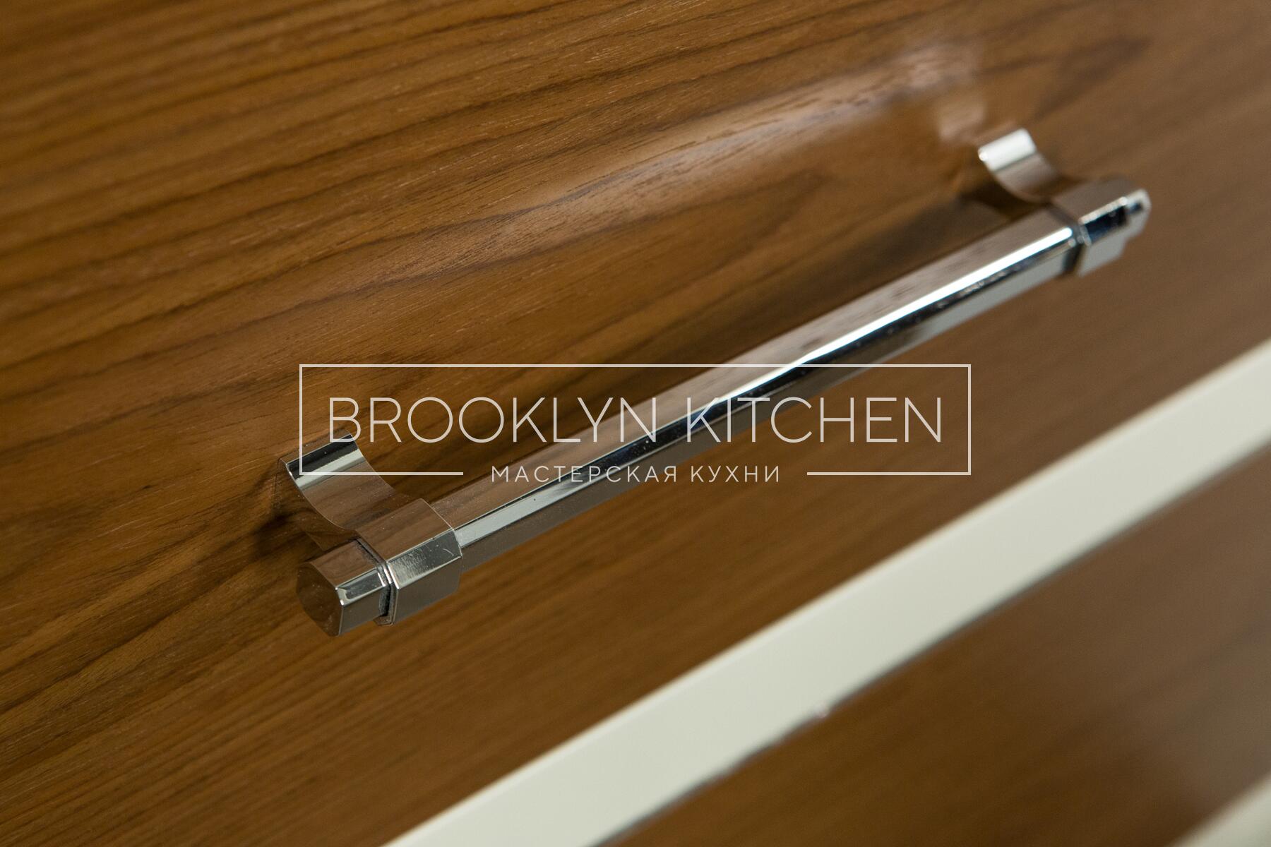 Многофункциональный остров с фасадами под эмалью и подсветкой