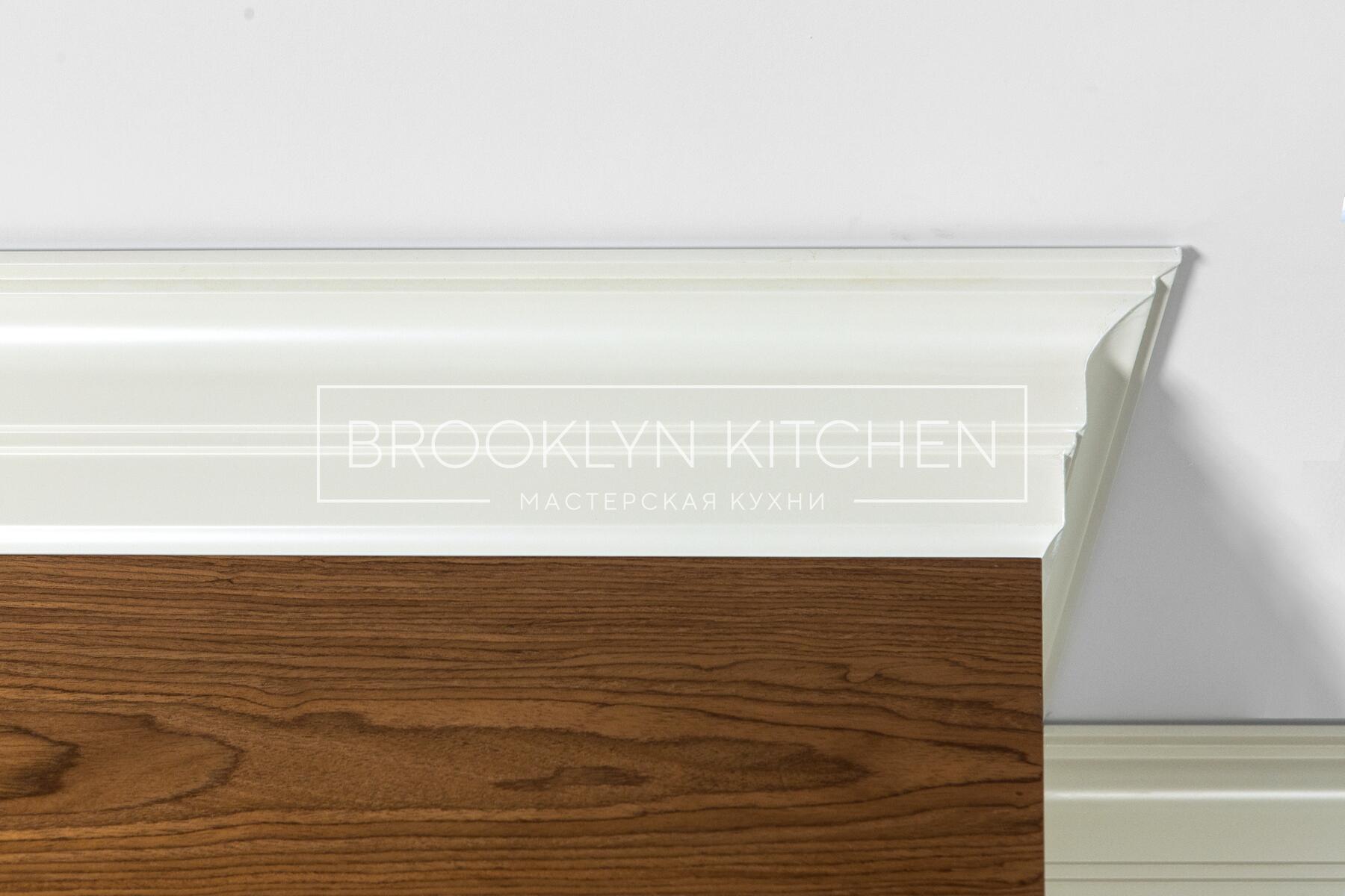 Многофункциональный остров с фасадами под эмалью и подсветкой