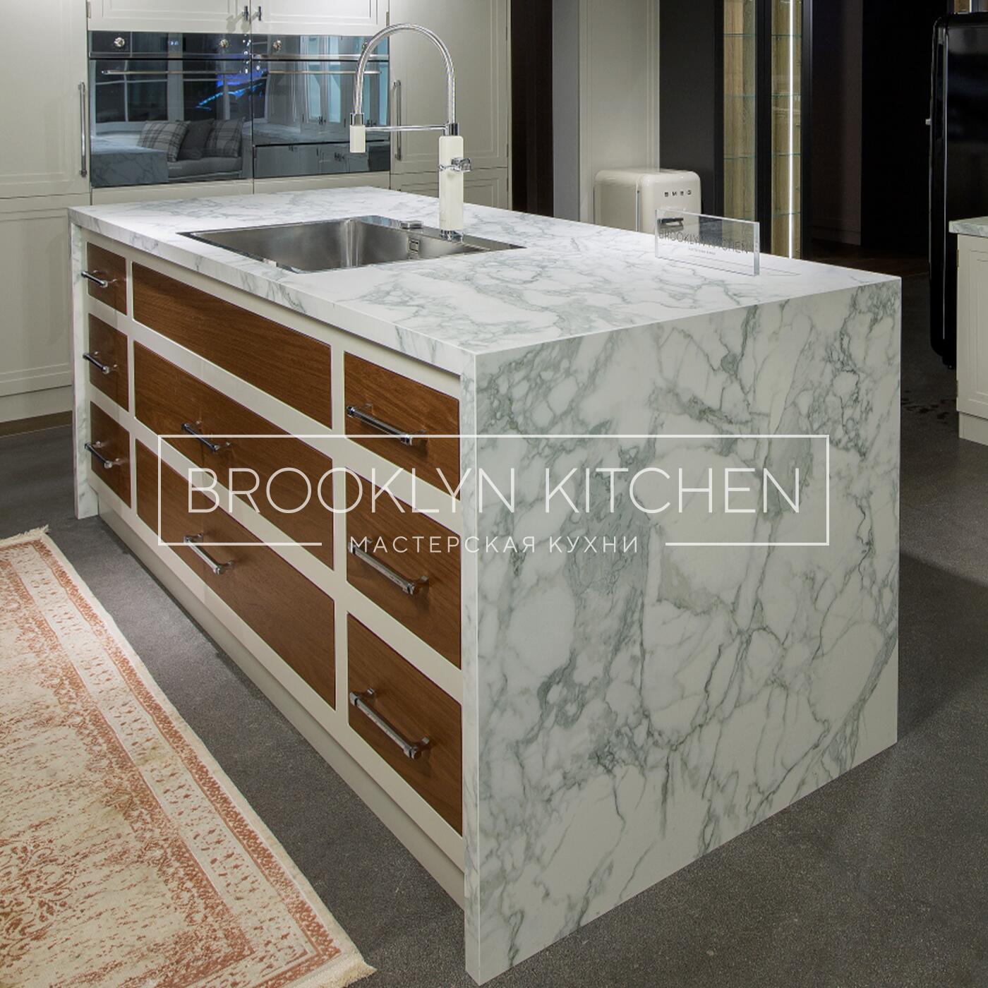 Многофункциональный остров с фасадами под эмалью и подсветкой